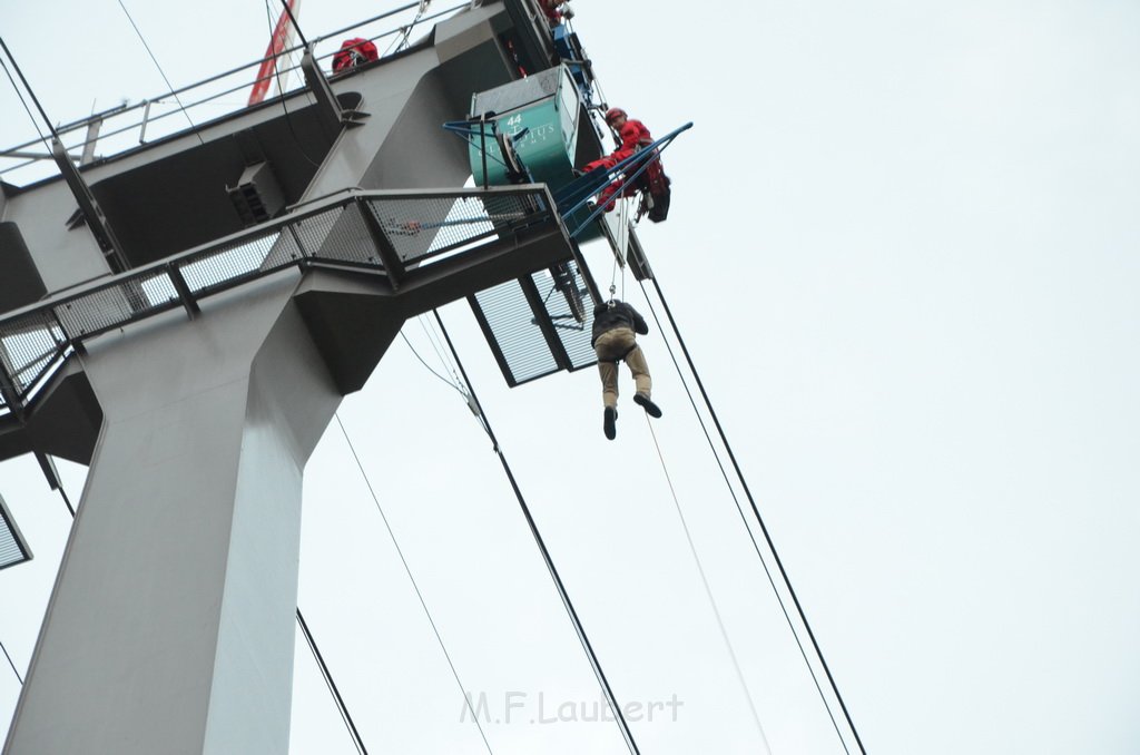 Einsatz BF Hoehenretter Koelner Seilbahn Hoehe Zoobruecke P2195.JPG